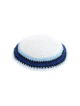 Kippa tricotée blanche avec bordure bleue et bleu clair... | Kippa tricotée