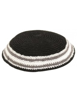 Kippa tricotée noire avec bordure grise et blanche... | Kippa tricotée
