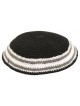 Kippa tricotée noire avec bordure grise et blanche... | Kippa tricotée
