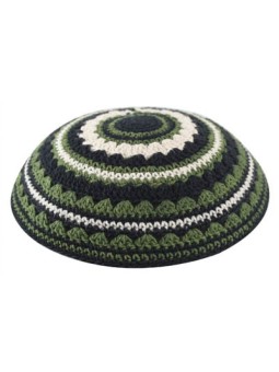 Kippa tricotée avec des rayures noires vertes et beiges... | Kippa tricotée