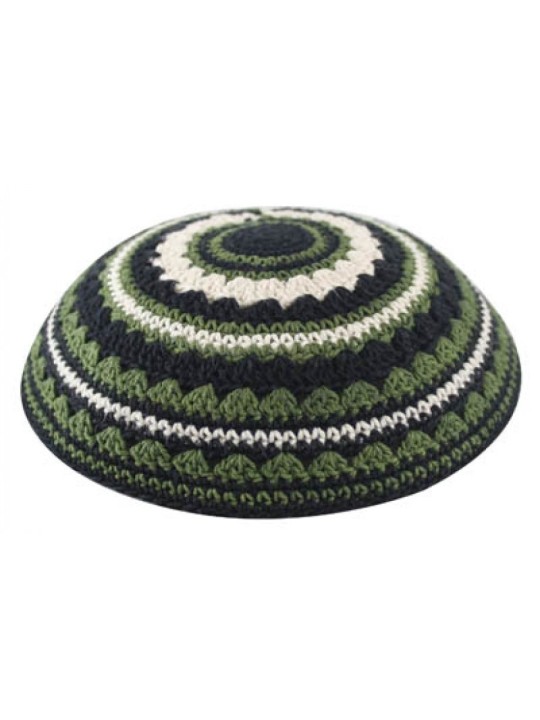Kippa tricotée avec des rayures noires vertes et beiges... | Kippa tricotée