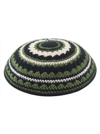 Kippa tricotée avec des rayures noires vertes et beiges... | Kippa tricotée