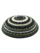 Kippa tricotée avec des rayures noires vertes et beiges... | Kippa tricotée