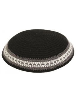 Kippa tricotée noire avec bordure marron et blanche... | Kippa tricotée