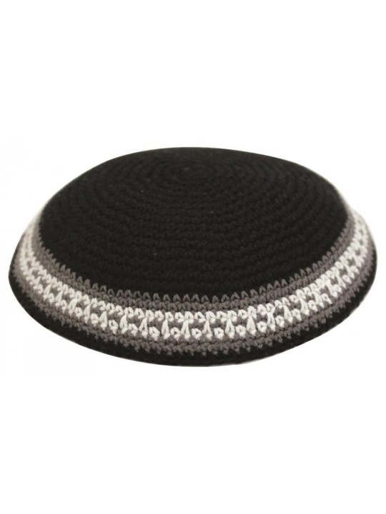 Kippa tricotée noire avec bordure marron et blanche... | Kippa tricotée