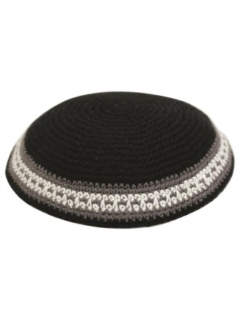 Kippa tricotée noire avec bordure marron et blanche... | Kippa tricotée