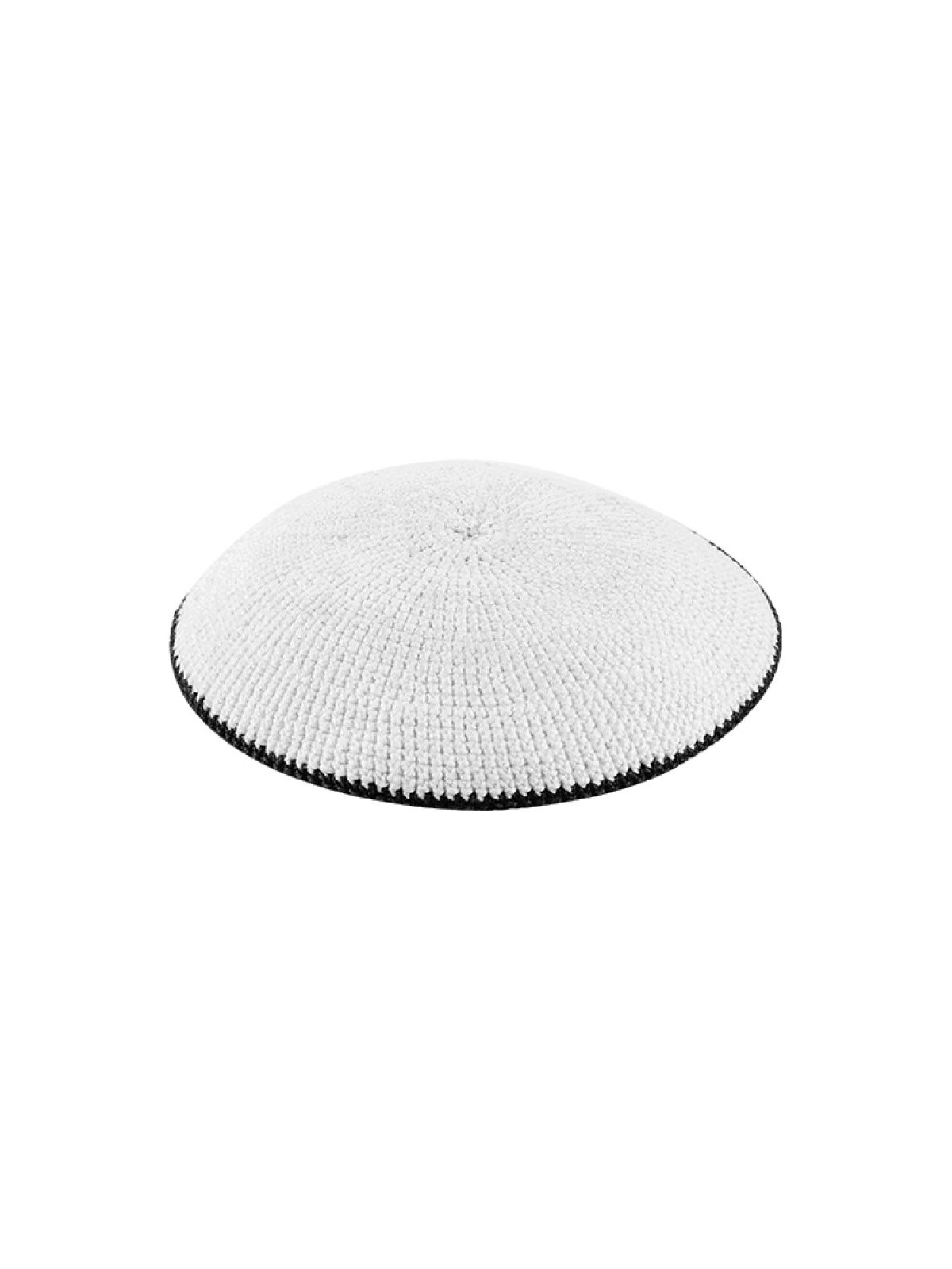 Kippa tricotée DMC blanche avec fine bordure noire... | Kippa tricotée