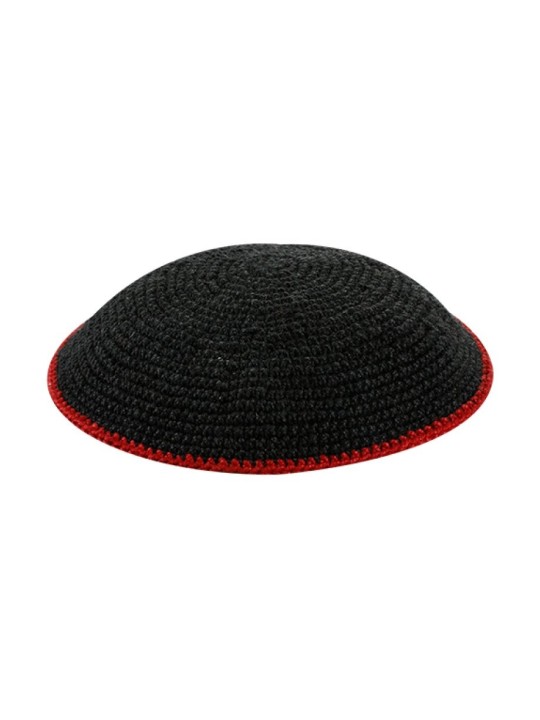 Kippa tricotée DMC noire avec bordure rouge plus petite S... | Kippa tricotée