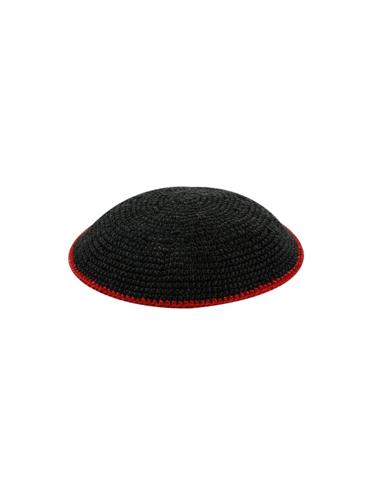Kippa tricotée DMC noire avec bordure rouge plus petite S... | Kippa tricotée