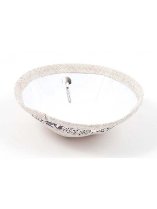 Kippa en tissu beige avec clip attaché et broderie... | Kippa en tissu