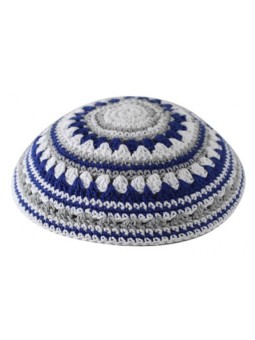 Kippah Serugah tricotée avec des st bleus blancs et gris... | Kippa tricotée