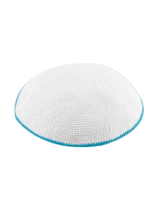 Kippa tricotée DMC blanche avec fine bordure bleu clair... | Kippa tricotée
