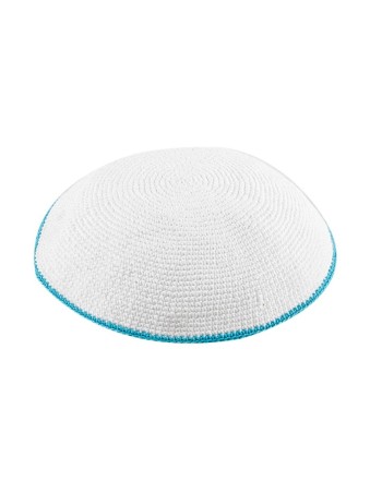 Kippa tricotée DMC blanche avec fine bordure bleu clair... | Kippa tricotée