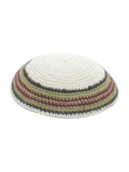 Kippa tricotée blanche avec bordure verte et marron... | Kippa tricotée