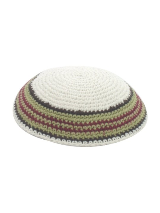 Kippa tricotée blanche avec bordure verte et marron... | Kippa tricotée