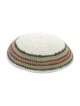 Kippa tricotée blanche avec bordure verte et marron... | Kippa tricotée
