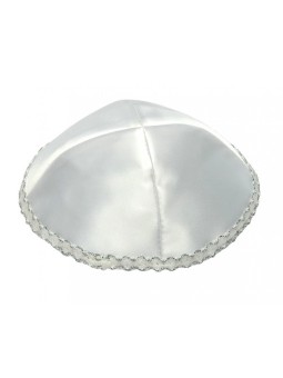 Kippa en satin blanc avec bordure argentée ondulée sur le bord | Kippa en satin