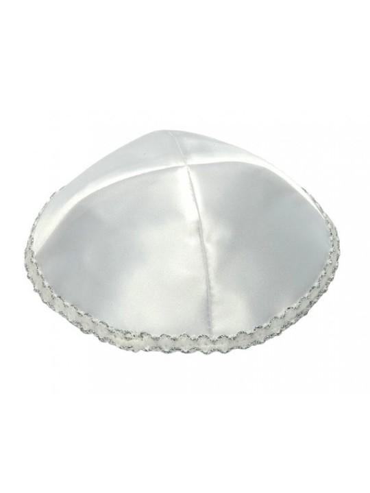 Kippa en satin blanc avec bordure argentée ondulée sur le bord | Kippa en satin