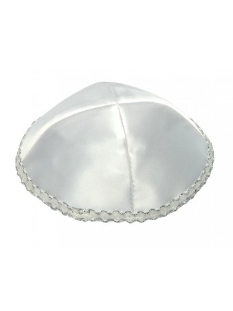 Kippa en satin blanc avec bordure argentée ondulée sur le bord | Kippa en satin