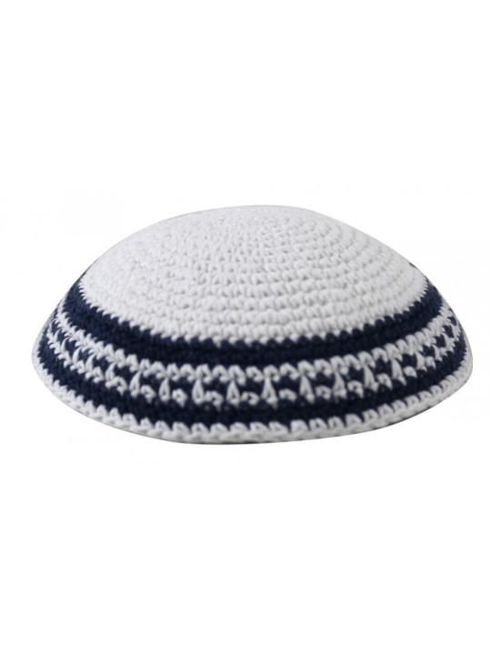 Kippa tricotée blanche avec Bor blanc noir et bleu... | Kippa tricotée