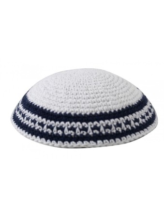 Kippa tricotée blanche avec Bor blanc noir et bleu... | Kippa tricotée