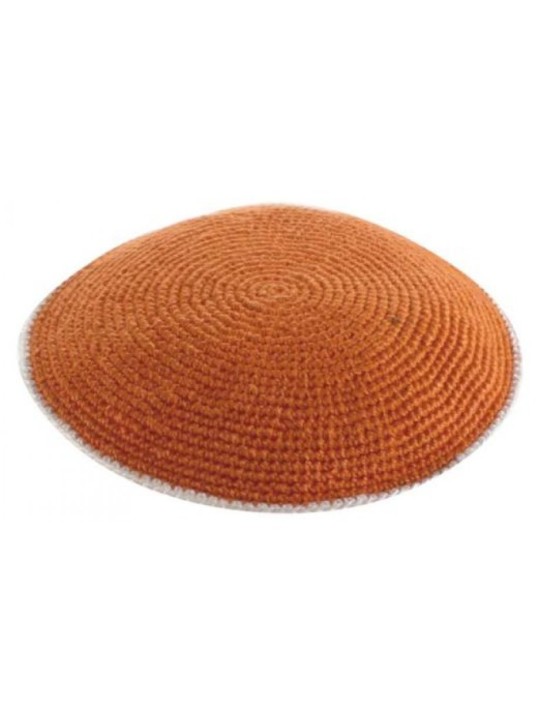 Kippa tricotée DMC rouille clair avec bordure blanc cassé... | Kippa tricotée