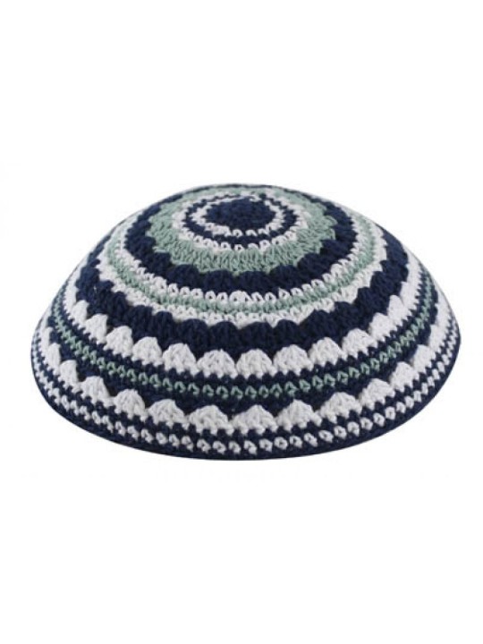 Kippa tricotée avec des bandes bleues blanches et vert clair... | Kippa tricotée