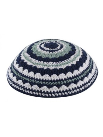 Kippa tricotée avec des bandes bleues blanches et vert clair... | Kippa tricotée