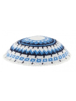 כיפה סרוגה לבן DMC עם כחול שחור ולבן... | כיפה סרוגה