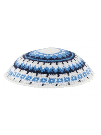 כיפה סרוגה לבן DMC עם כחול שחור ולבן... | כיפה סרוגה