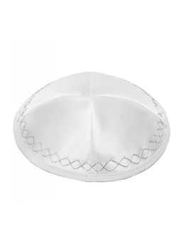 Kippa en satin blanc avec bordure géométrique argentée | Kippa en satin