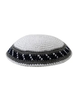 Kippa en coton tricoté blanc avec bordure à rayures grises... | Kippa tricotée