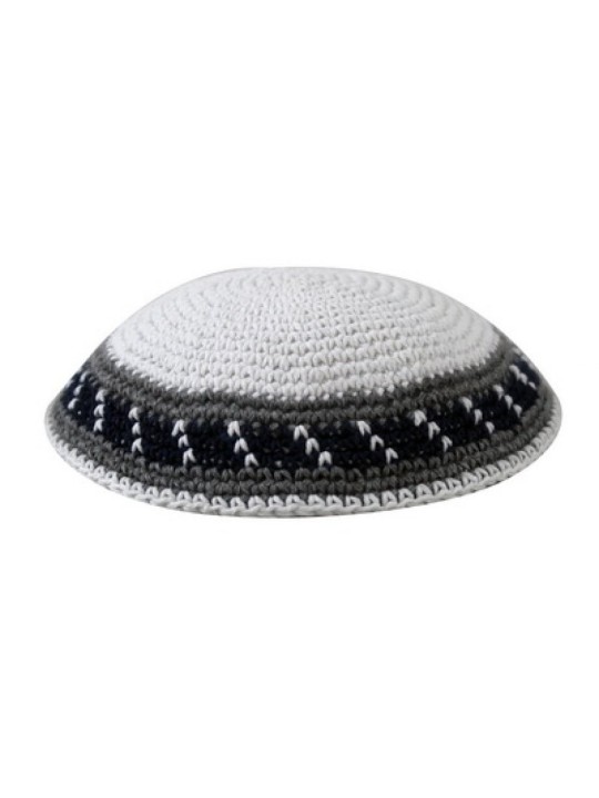 Kippa en coton tricoté blanc avec bordure à rayures grises... | Kippa tricotée