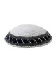 Kippa en coton tricoté blanc avec bordure à rayures grises... | Kippa tricotée