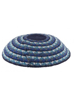 Kippa tricotée DMC noire avec des détails bleus et gris... | Kippa tricotée
