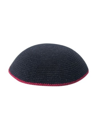 Kippa tricotée DMC noire avec fine bande de bordure rouge | Kippa tricotée