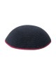 Kippa tricotée DMC noire avec fine bande de bordure rouge | Kippa tricotée