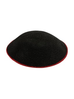 Kippa tricotée DMC noire avec bordure rouge foncé | Kippa tricotée