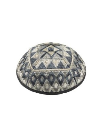 Kippa Yair Emanuel avec broderie en soie... | Kippot et chapeaux par Emanuel