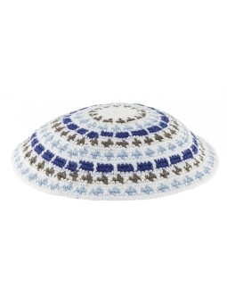 Kippa tricotée DMC blanche avec motifs bleu olive et blanc... | Kippa tricotée