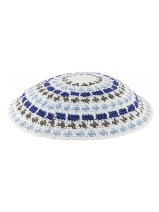 Kippa tricotée DMC blanche avec motifs bleu olive et blanc... | Kippa tricotée