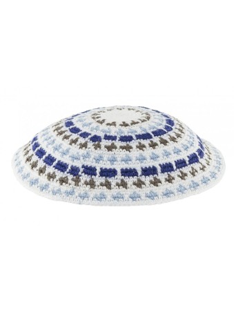 Kippa tricotée DMC blanche avec motifs bleu olive et blanc... | Kippa tricotée