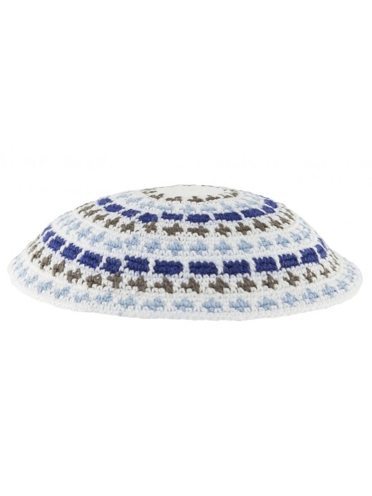 Kippa tricotée DMC blanche avec motifs bleu olive et blanc... | Kippa tricotée