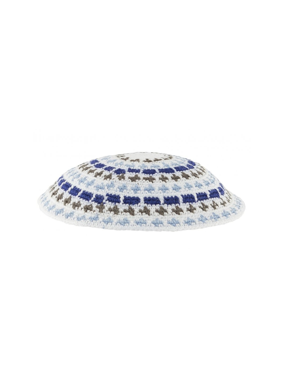 Kippa tricotée DMC blanche avec motifs bleu olive et blanc... | Kippa tricotée