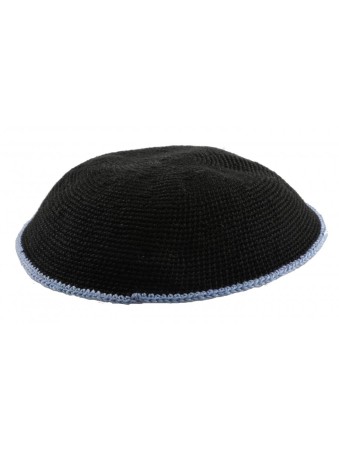 Kippa tricotée DMC noire avec fine bande de bordure bleue | Kippa tricotée