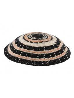 Kippa tricotée DMC noire avec cercles blancs et beiges... | Kippa tricotée