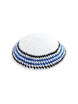 כיפה סרוגה לבנה עם בור כחול שחור ולבן... | כיפה סרוגה