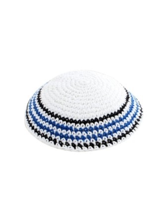 Kippa tricotée blanche avec Bor bleu noir et blanc... | Kippa tricotée