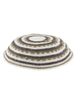 Kippa tricotée DMC blanche avec des motifs verts et violets... | Kippa tricotée