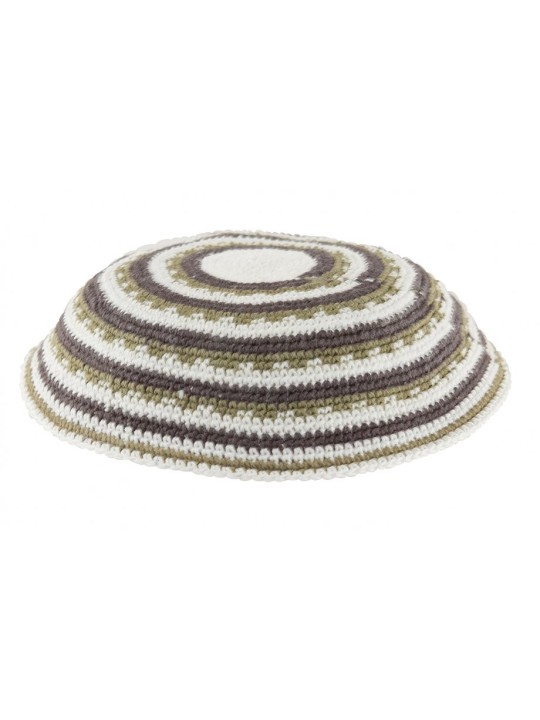 Kippa tricotée DMC blanche avec des motifs verts et violets... | Kippa tricotée